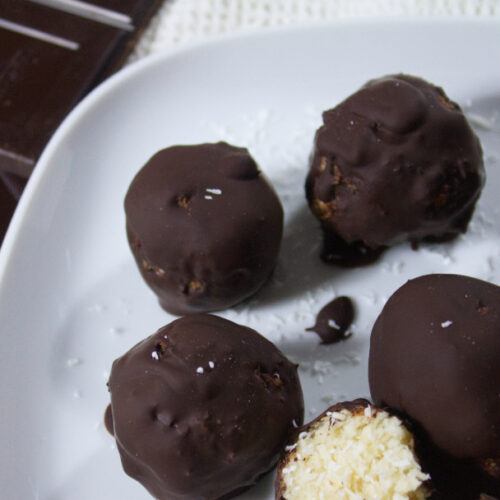 vegane Bounty Balls: Kokoskugeln mit Zartbitterschokolade